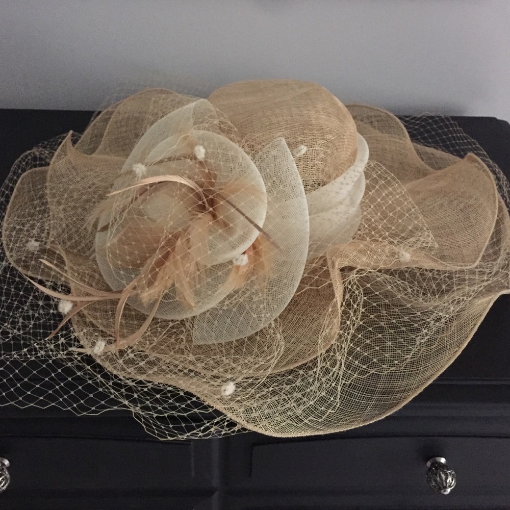 Large hat for 🐎 Kentucky Derby or formal event